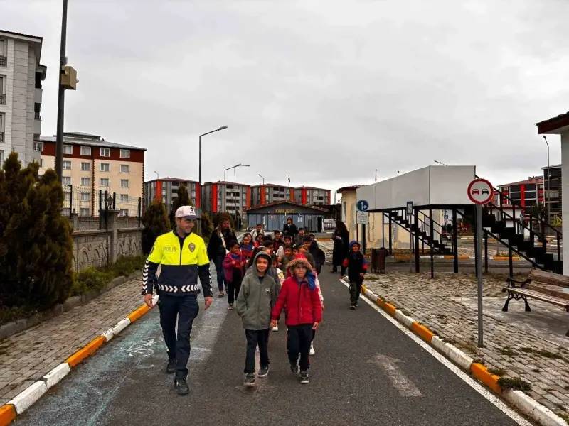 Kars'ta İlkokul Öğrencilerine Çocuk Trafik Eğitim Parkı'nda Uygulamalı Eğitim Verildi