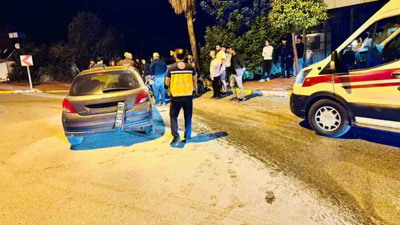 Antalya'da Kontrolden Çıkan Otomobil Palmiyeye Çarptı: 2 Yaralı