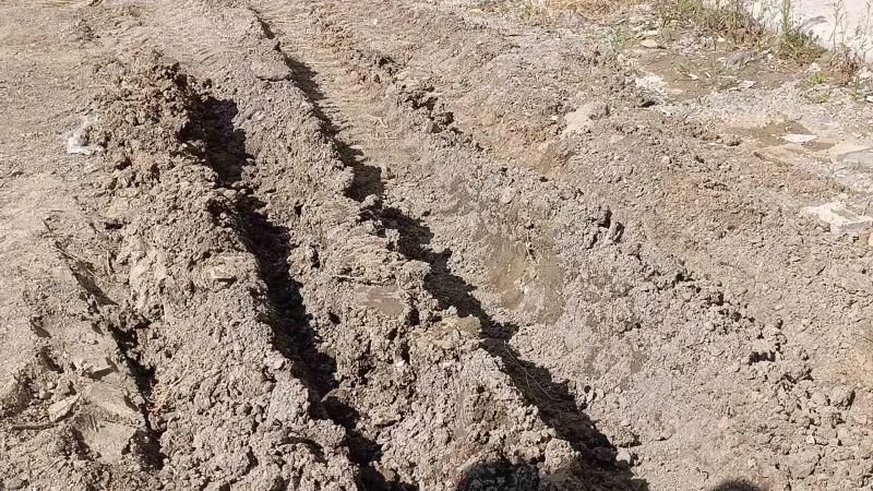 Tekirdağ'da Mahalle Sakinlerinden Asfalt Yerine Off-Road Pisti Pankartlı Tepki