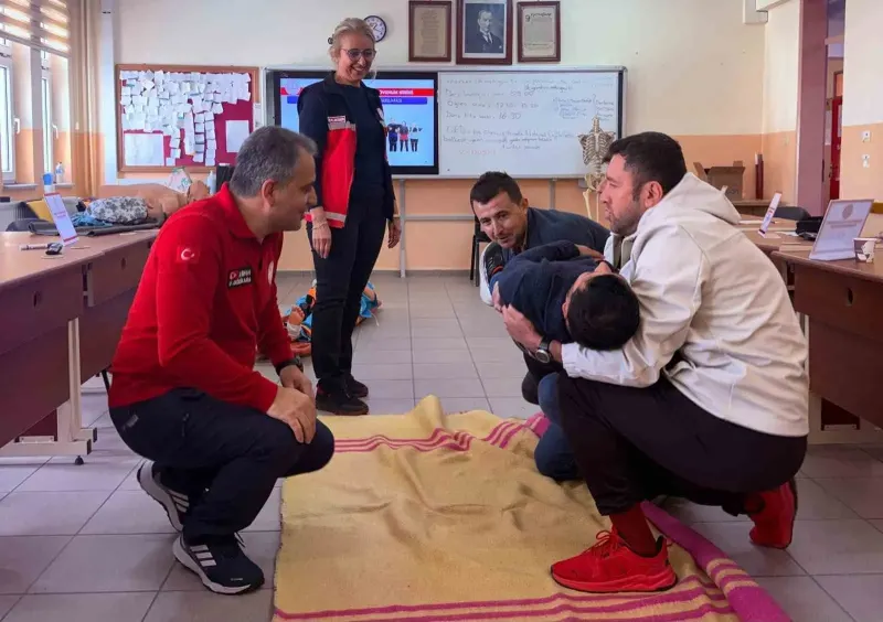 Balıkesir'de Öğretmenlere Yönelik Uygulamalı İlk Yardım Yenileme Eğitimi Düzenlendi