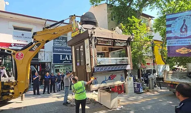 Kütahya'da büfe krizi: Esnaf kendini çatıya zincirledi, polis ve zabıta eşliğinde büfeler kaldırıldı
