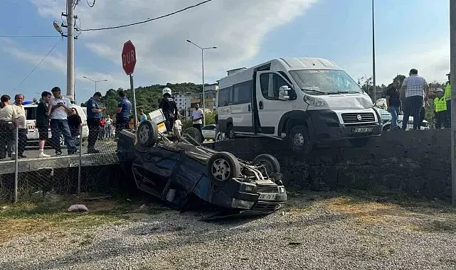 İşçi servisiyle çarpışan otomobil bahçeye uçtu: 3 yaralı