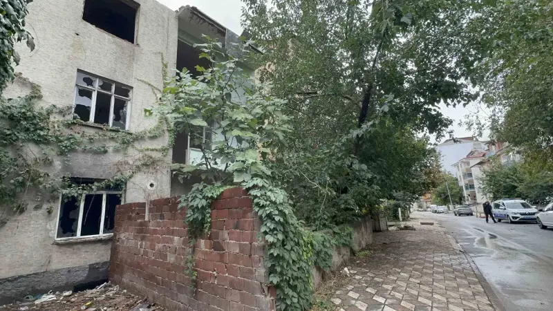 Elazığ'da Metruk Binada Çıkan Yangın Korkuttu