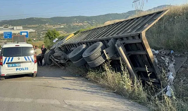 Hurda yüklü kamyonun freni patladı, sürücü faciayı önledi