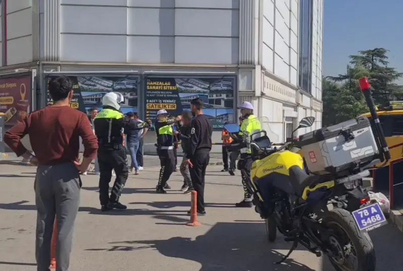 Karabük’te Bıçağını Boğazına Dayayan Kişiye Polis Ekibinden Hızlı Müdahale