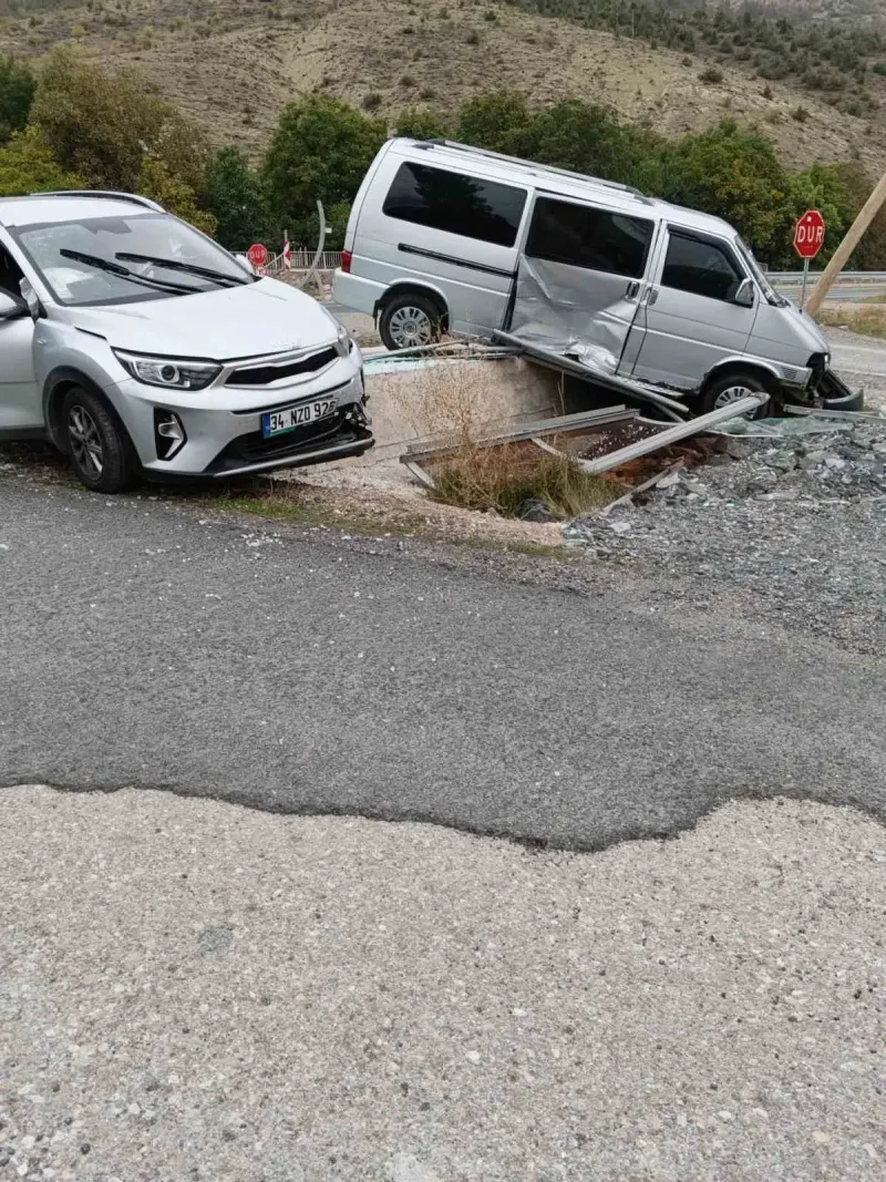 Gümüşhane'de Minibüs ve Otomobil Kavşakta Çarpıştı: 4 Yaralı