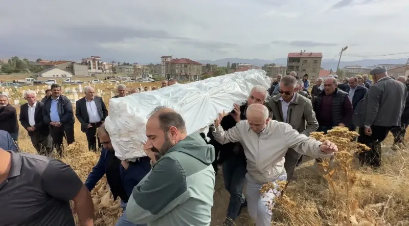 Umre Dönüşü Kalp Krizi Geçirerek Hayatını Kaybeden Akif Kesici Son Yolculuğuna Uğurlandı