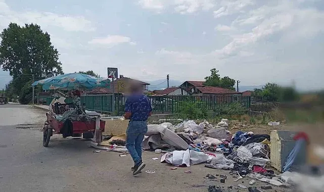 Sokağa evsel atık atarken fotoğraflandı