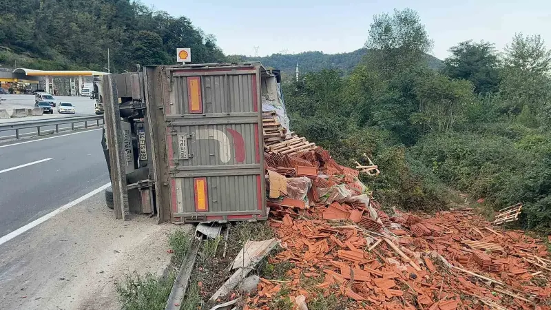 Sakarya’da Tuğla Yüklü Tır Devrildi, Ulaşım Kontrollü Sağlandı