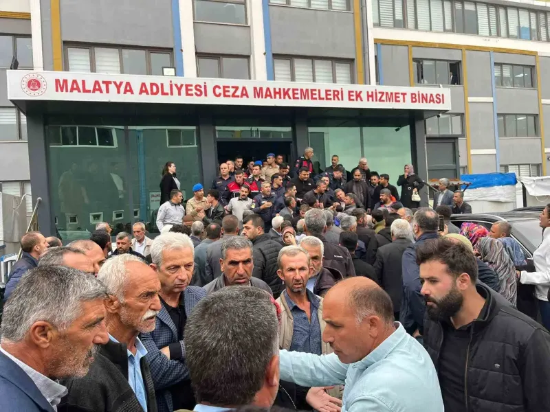 Emine Kolay Cinayeti Davasında Adliye Önünde Arbede Yaşandı