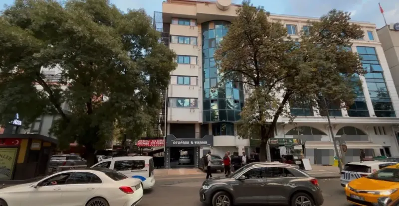 Ankara'da Otelin Altıncı Katından Otomobilin Üzerine Düşen Kadın Ağır Yaralandı
