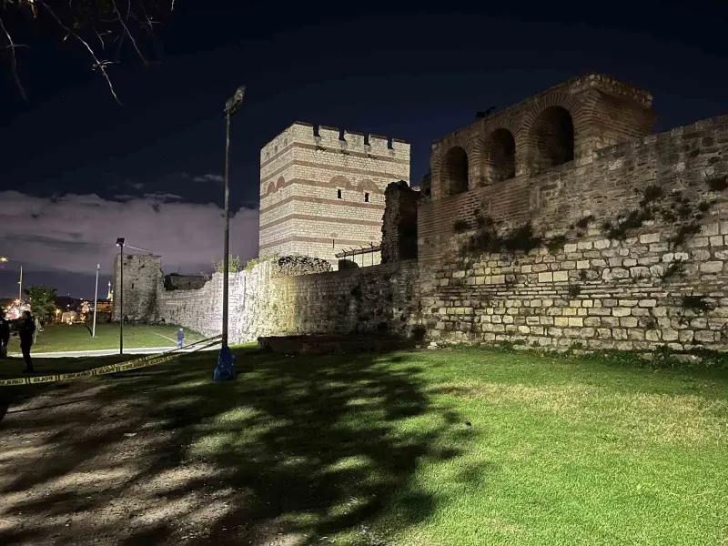Zeytinburnu Surlarının Önünde Şüpheli Erkek Cansız Bedeni Bulundu