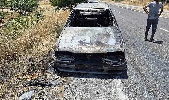 Seyir halindeki otomobil alev aldı