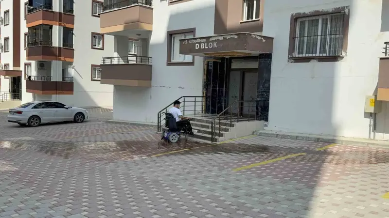 Osmaniye'de Yaşayan Engelli Genç Deprem Korkusunu Asansörle Yaşıyor