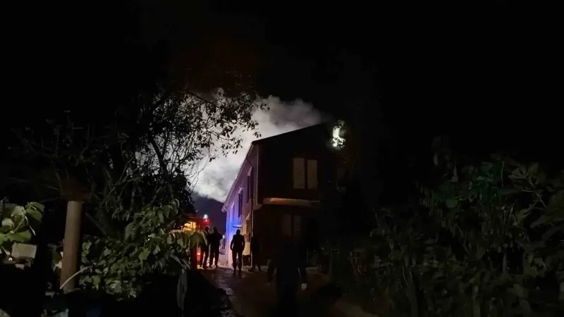 Düzce'de İki Katlı Ahşap Evde Çıkan Yangın İtfaiye Tarafından Söndürüldü