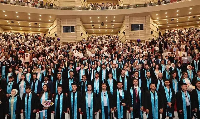 ERÜ Havacılık ve Uzay Bilimleri Fakültesi'nde mezuniyet sevinci