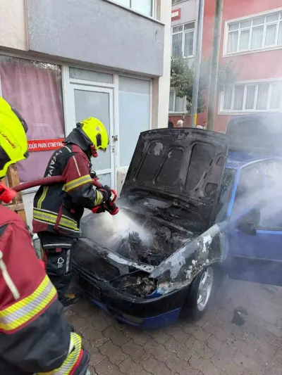 Balıkesir'in Bandırma İlçesinde Park Halindeki Otomobil Alev Aldı