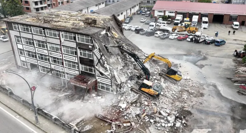 Rize İl Özel İdaresi'nin Riskli Binalarında Kontrollü Yıkım Başladı