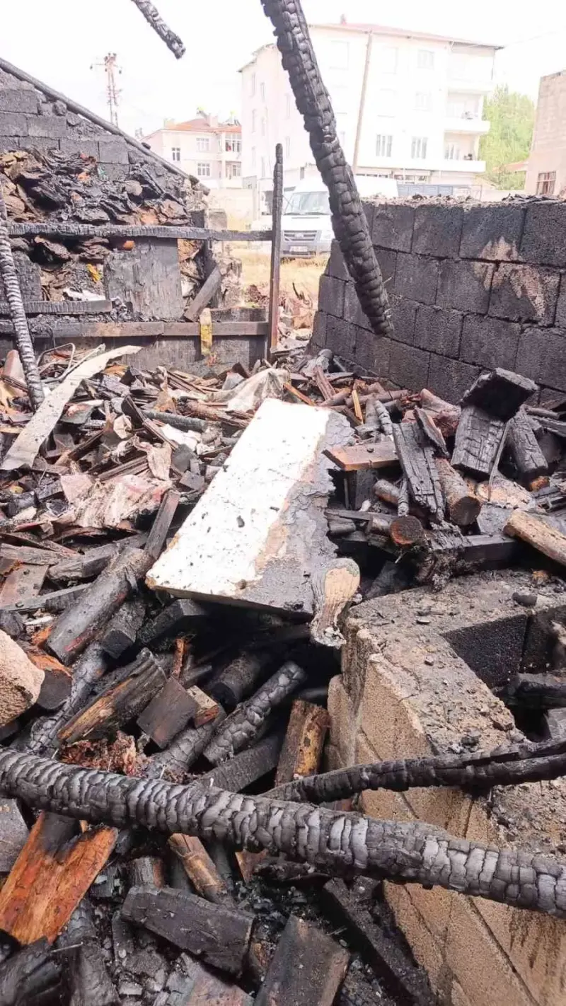 Van'da Çıkan Odunluk Yangını İtfaiye Ekipleri Tarafından Söndürüldü