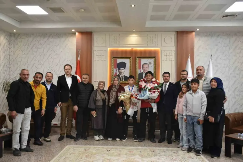 Balkan Şampiyonu Güreşçiler Erzurum'da Coşkuyla Karşılandı