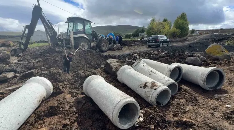 Ardahan'da Köy Yollarında Ulaşım Güvenliği İçin Genişletme Çalışmaları Sürüyor