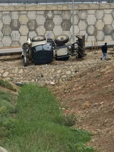 Batman'da Yol Kenarına Devrilen İş Makinesinin Sürücüsü Yaralandı