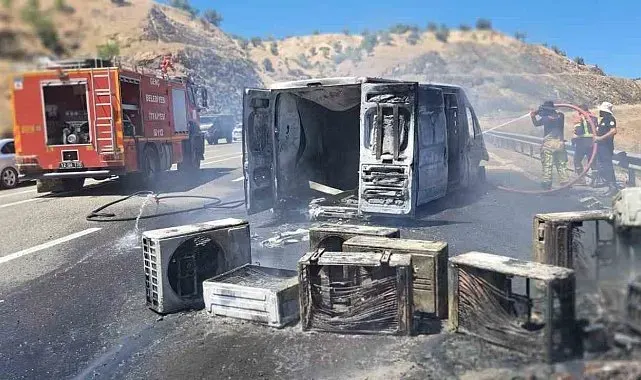Bingöl'de klima yüklü kamyonet alev alev yandı