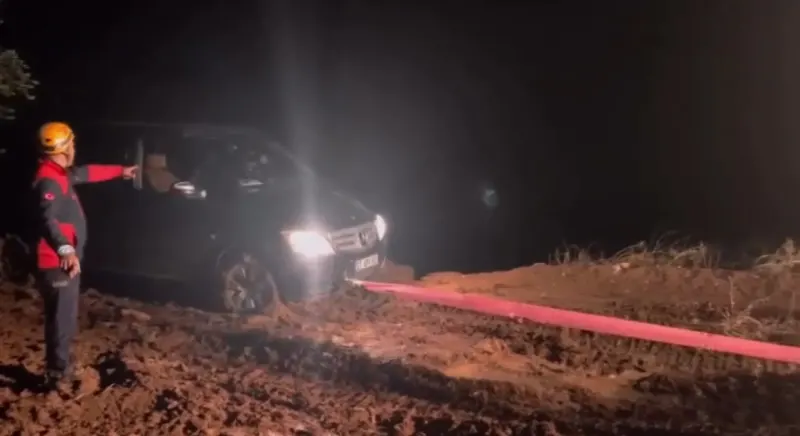 Kilis’te Yağış Nedeniyle Çamura Saplanan İki Araç Ekipler Tarafından Kurtarıldı