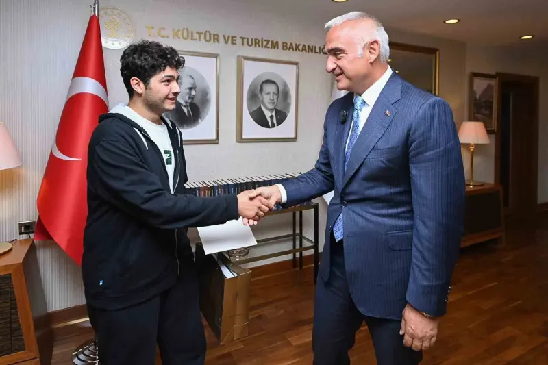 Bakan Ersoy, YKS Başarısıyla Göz Dolduran Genç Öğrenciyi Kabul Etti