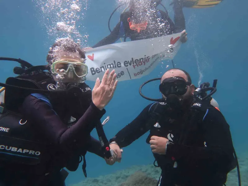 Muğla Fethiye'de Su Altında Sürpriz Evlenme Teklifi