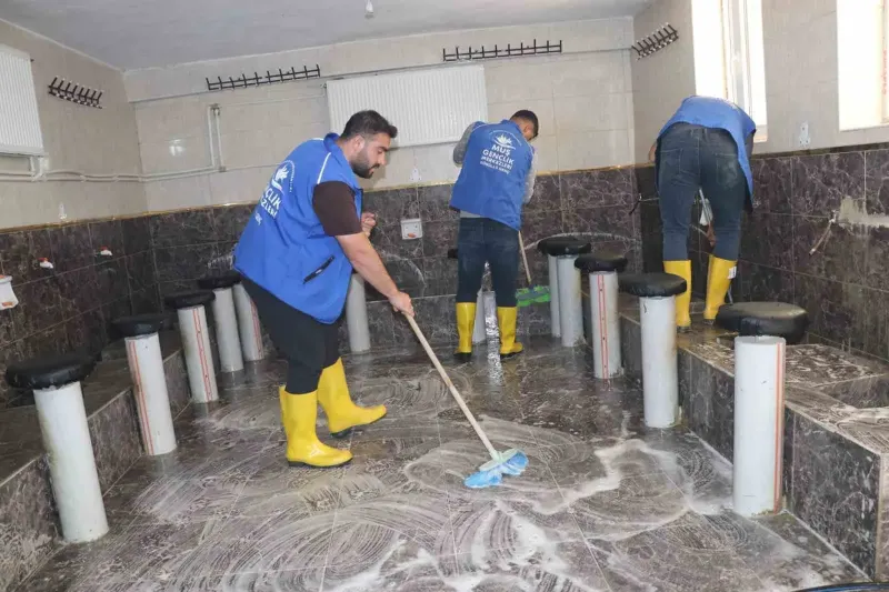 Muş Korkut’ta Gönüllü Gençler Camilerin Bakım ve Temizliğini Üstlendi