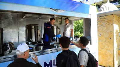 Muğla Büyükşehir Belediyesi Üniversite Öğrencilerine Sıcak Çorba İkram Ediyor