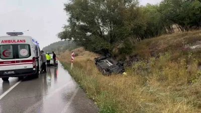 Erzurum'da Yağış Nedeniyle Kayganlaşan Yolda Belediye Aracı Devrildi: 2 Yaralı