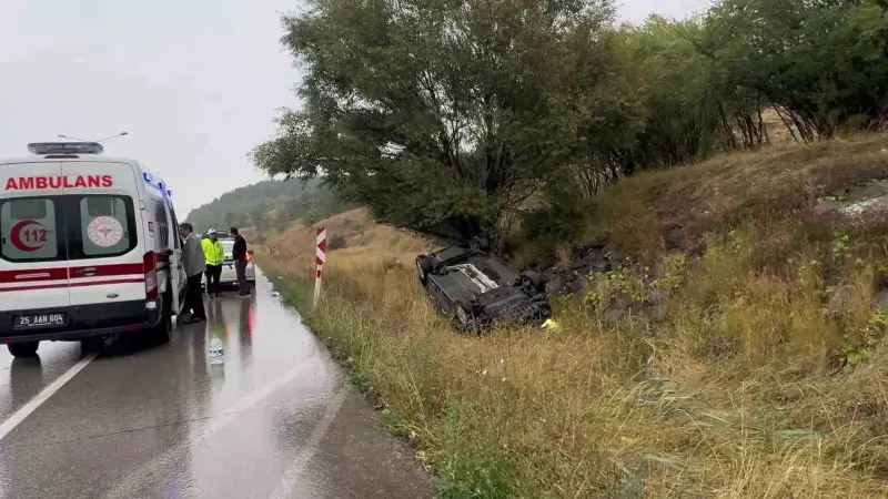 Erzurum'da Yağış Nedeniyle Kayganlaşan Yolda Belediye Aracı Devrildi: 2 Yaralı