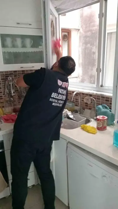 Fatih Belediyesi Yaşlılara Evde Temizlik ve Bakım Desteği Sunuyor