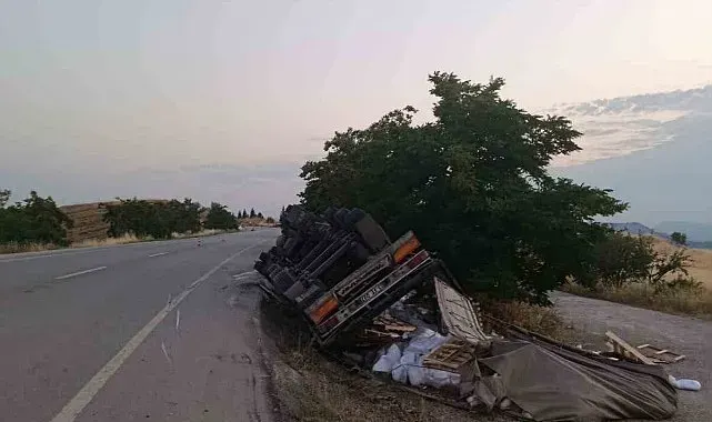 Bilecik'te yan yatan tırın sürücüsü yaralandı