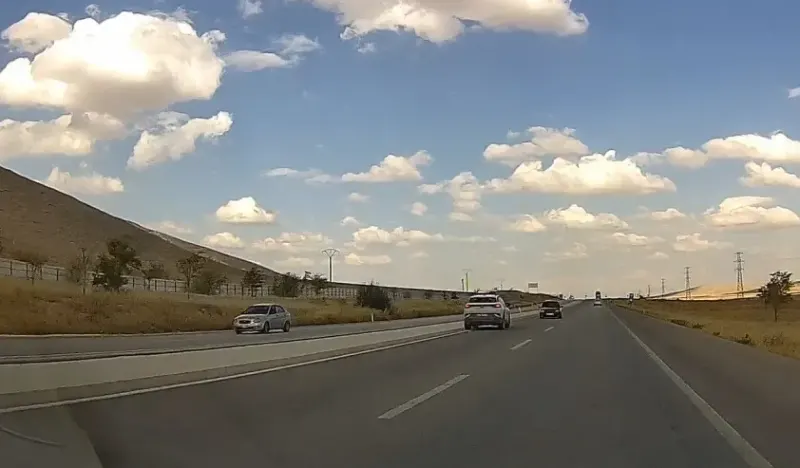 Konya'da Ters Yöne Giren Otomobil Facianın Eşiğinden Döndürdü
