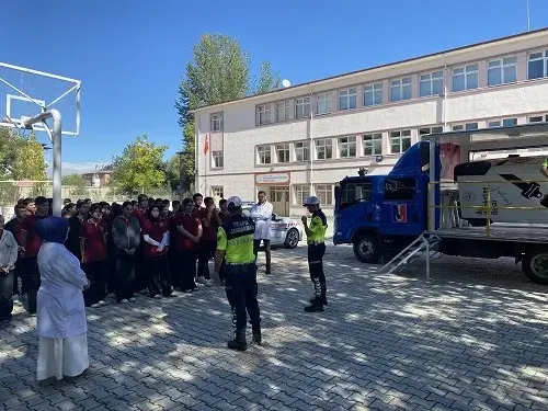 Erzincan'da Öğrenci ve Öğretmenlere Uygulamalı Trafik Eğitimi