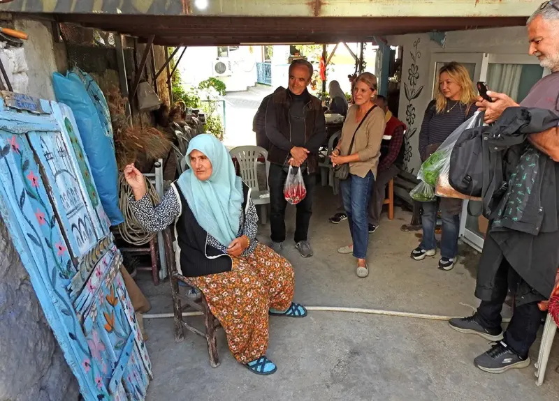 İzmir Germiyan Mahallesi'nde Eski Bir Kapı Sanat Eserine Dönüştü
