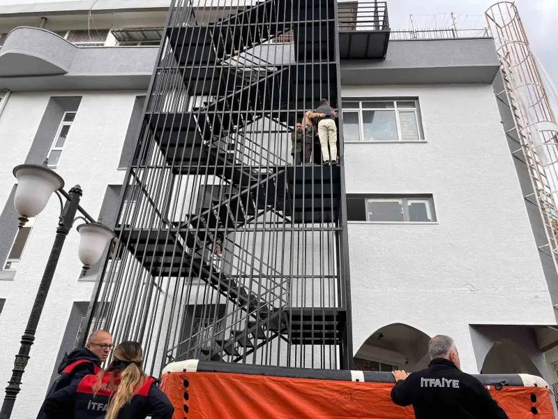 Kırşehir'de Ahi Çarşısı'nda Yaşanan İntihar Girişimi Ekiplerin Müdahalesiyle Engellendi