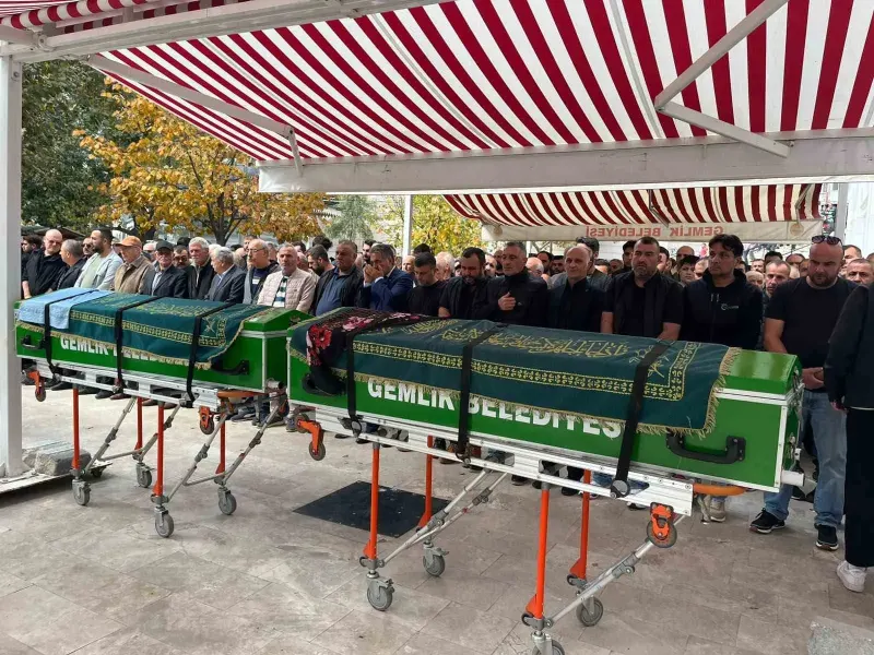 Bursa'da Evlerinde Ölü Bulunan Kara Çifti Son Yolculuğuna Uğurlandı