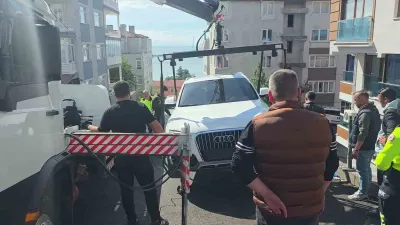 Zonguldak'ta Park Halindeki Otomobil İstinat Duvarında Asılı Kaldı