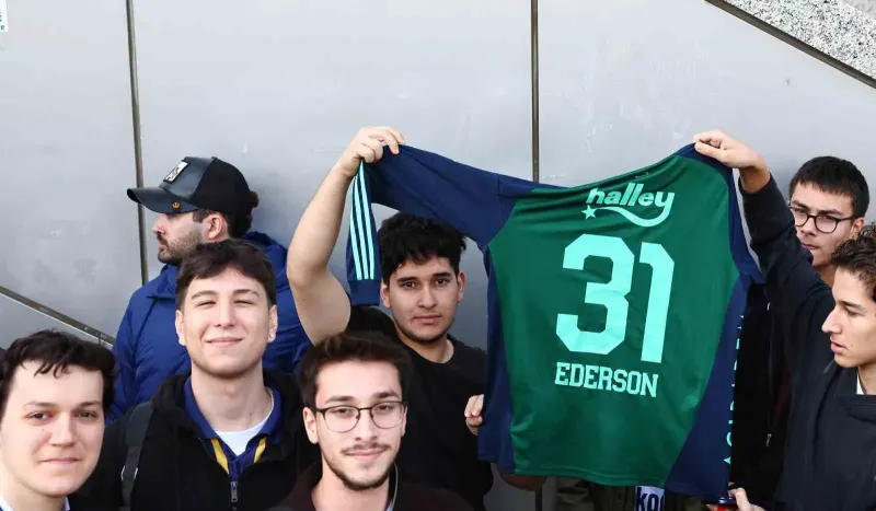 Fenerbahçeli Kaleci Ederson Fenerium'da Taraftarlarla Buluştu