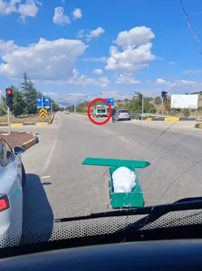 Isparta'da Seyir Halindeki Cenaze Nakil Aracından Tabut Yola Düştü