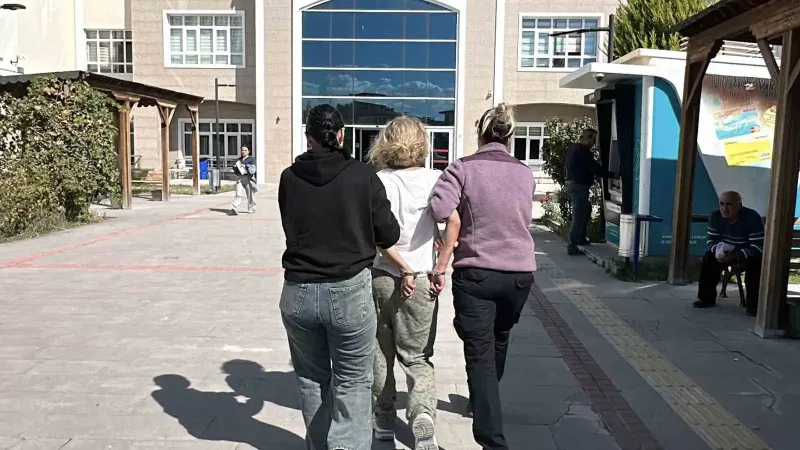 Burdur'da Araçların Önüne Atlayıp Polise Direnen Ukraynalı Kadın Sınır Dışı Ediliyor