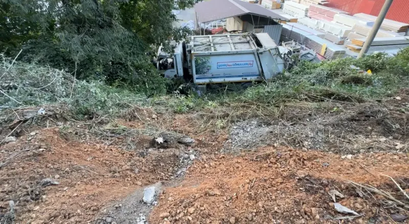 Karabük’te Yol Vermek İsterken Şarampole Devrilen Çöp Kamyonunda 3 Kişi Yaralandı