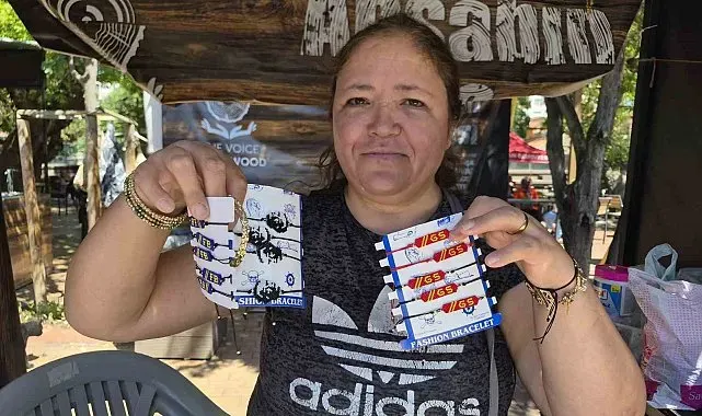 Evde oturmak yerine boncuklara hayat veriyor