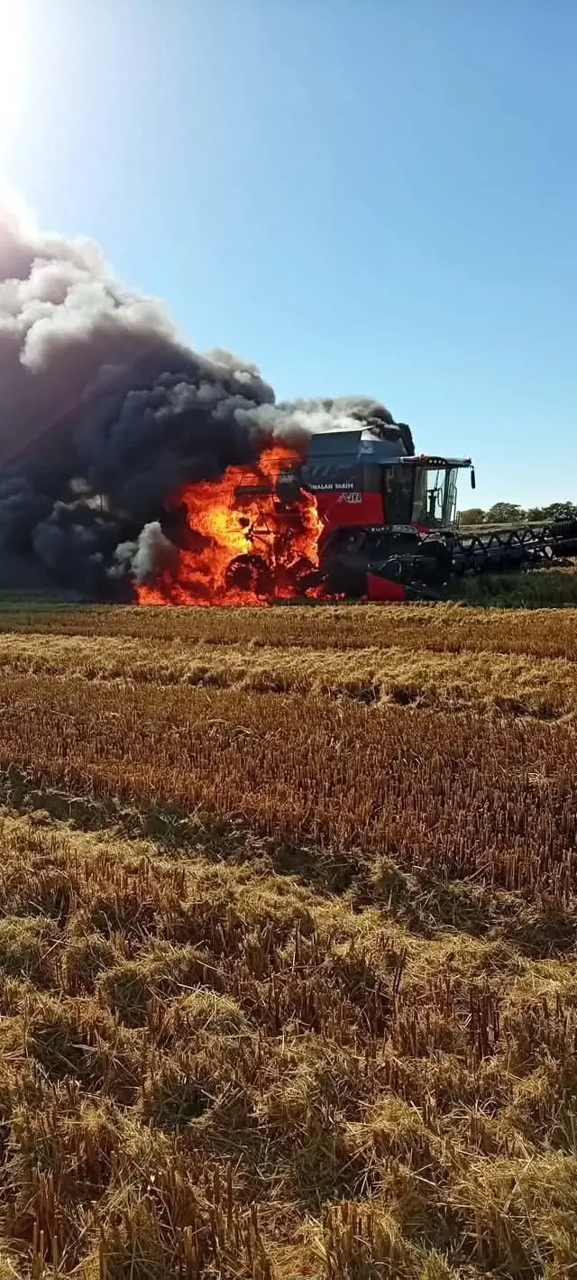 Edirne İpsala'da Hasat Sırasında Biçerdöver Alevlere Teslim Oldu