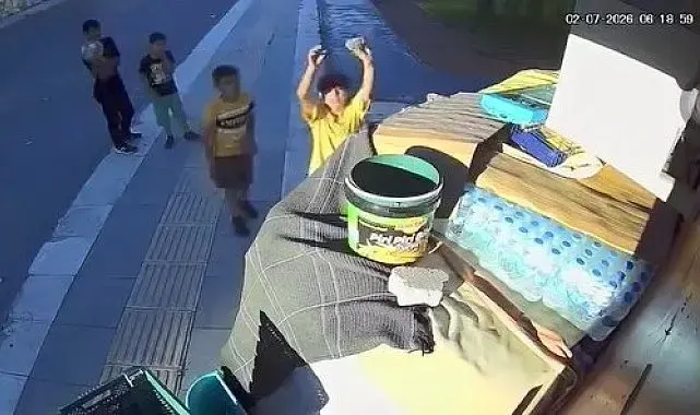 Büfe kapalı olunca aldıkları suyun parasını kameraya gösterip bıraktılar