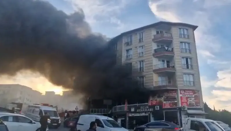 Arnavutköy'de Bir Restoranda Çıkan Yangın Paniğe Neden Oldu